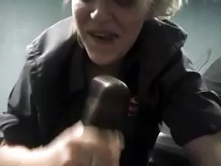 熟练的金发辣妹在凸轮上自慰