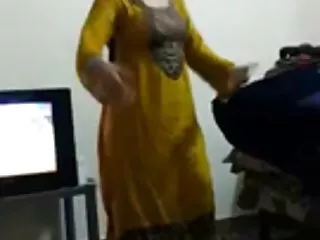性感连衣裙的辣妹被两个铆钉扯得一团糟