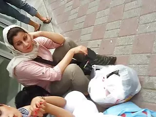 乌木美女得到一些白色的公鸡在她的屁股上