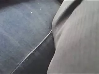 宝贝在看电视时感到无聊的时候会自慰