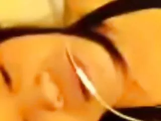 玩她的阴部，直到她慢慢来