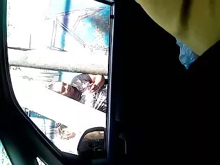 丰满的黑发爱在户外裸体