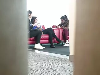 华丽的金发凸轮女孩在网上玩自己