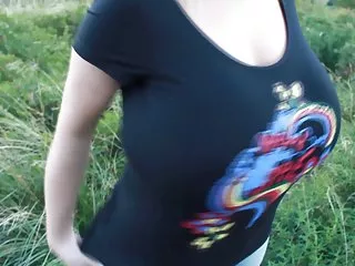 Apolonia Lapiedra和她的女同性恋情人