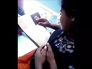 当她从爸爸那里得到它的努力时，她喜欢它