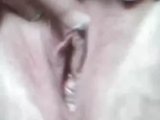 女同性恋sizzlers在楼梯上变得性感